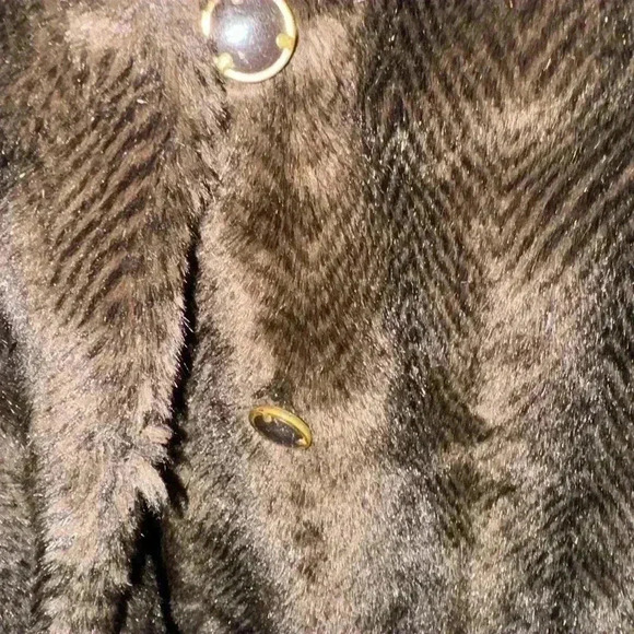 De ball stunning brown chevron faux fur coat. Well made and very good c… - Picture 9 of 10